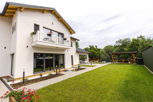 Turda House | Guest Rated 9.9: Ioana Guest House with Oceanfront Views