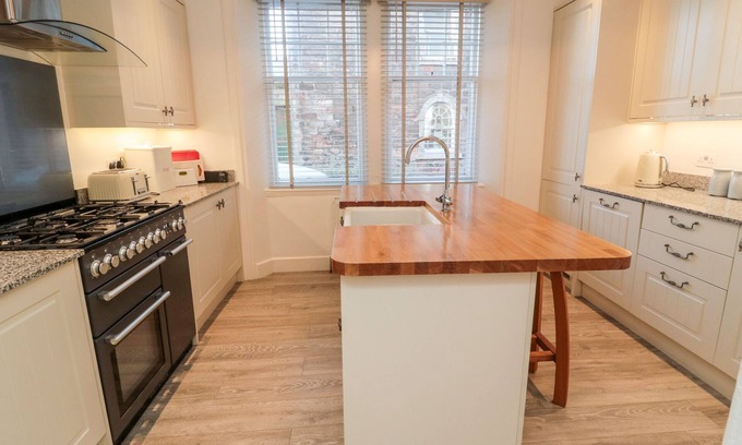 Berwick-upon-Tweed Cottage | Oceanfront Getaway at Iona 10 Palace Street East