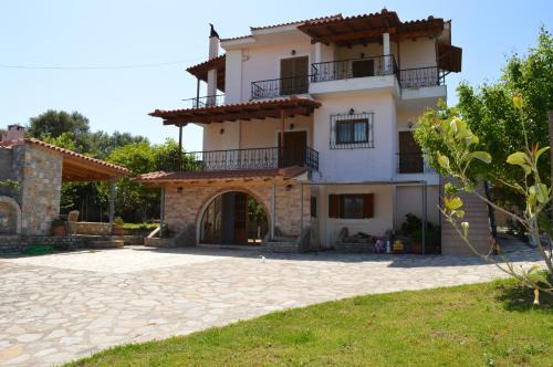 Kastro House | Family-Friendly Ionian Sea Villa Apartment in Kyllini