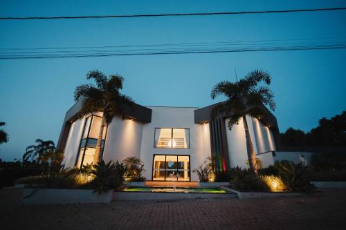Boituva House | Relax at IPÊ GARDEN: Suites with Pool & Ocean View