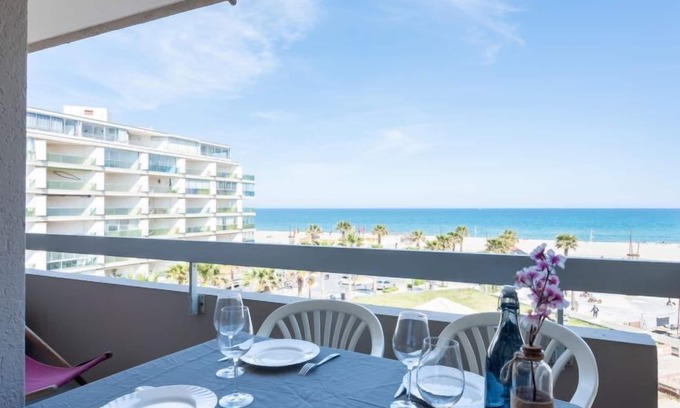 La Cote Radieuse Apartment | Relax at Ipanema Sud: Oceanfront Retreat with Spa & Views
