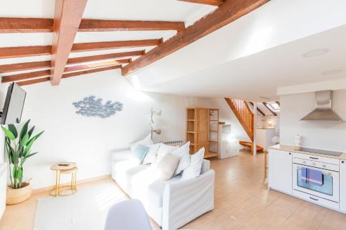 Mutriku Apartment | Oceanfront Ipar Kale: Guest Rated 8.6/10, Family-Friendly