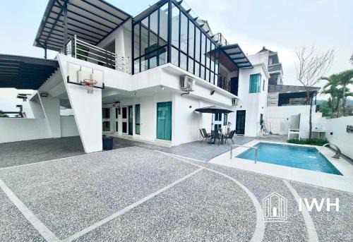 Ipoh Villa | Ipoh Lahat Mines Private Pool Lake Villa by IWH Suites
