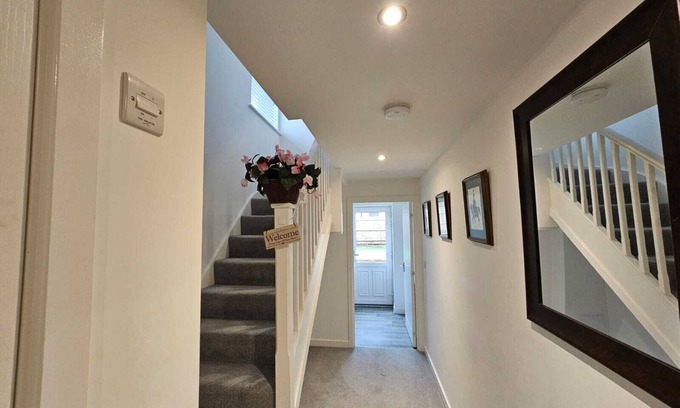 Ipswich House | Contemporary 3 Bedroom Town House with Family Amenities