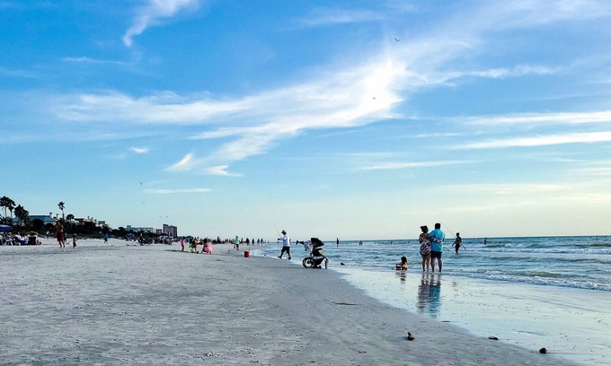 Indian Rocks Beach Apartment | Relax at IRB Poolside Unit with Ocean View & Breakfast