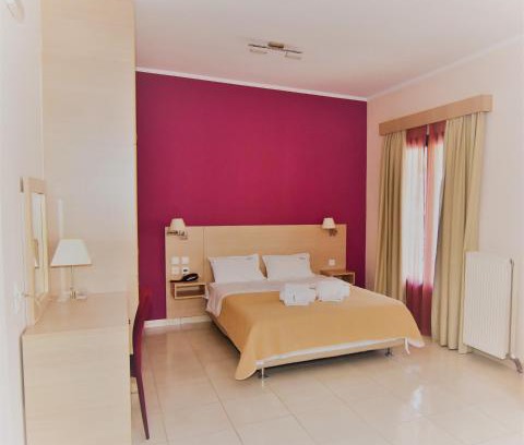 Antikyra Hotel | Relax at Iridanos: Oceanfront Views & Family-Friendly Amenities