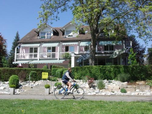 Radolfzell am Bodensee Hotel | Oceanfront Escape at Iris am See garni - Guest Rated 8.9