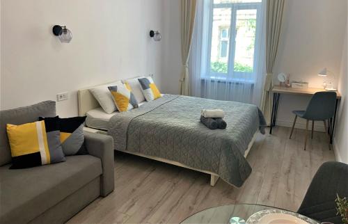 Lviv City Center Apartment | Pet and Child Friendly Iris Apartment on Popovich - Rated 9.8