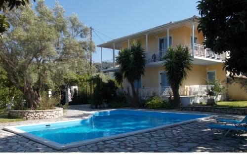 Apolpaina Villa | Discover Iris: Pet-Friendly Retreat with Pool & Kitchen