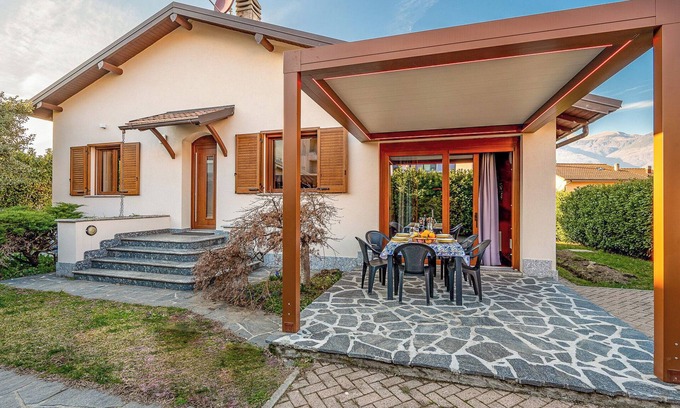 Colico Piano House | Relaxing Iris Holiday Home with Garden & Ocean Views