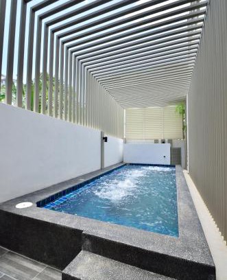 George Town Villa | Indulge at Iris Service Villa with Hot Tub & Kitchen Amenities