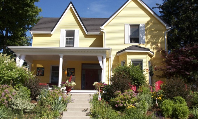 Georgetown House | Iris's Place, Georgetown 1st floor Apartment, close to train station to Toronto