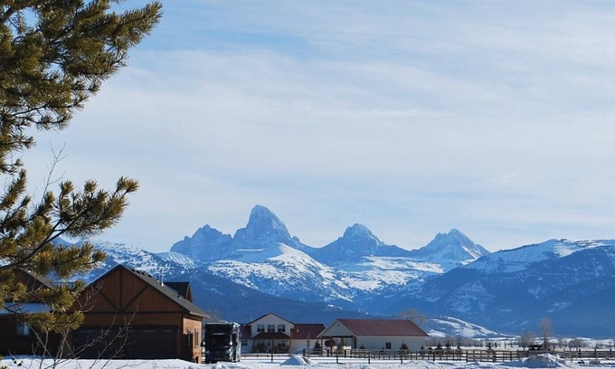 Clawson Cabin | Discover Irish Eyes on the Tetons: Pet-Friendly Retreat