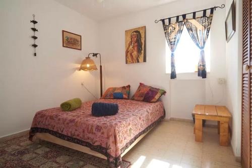 Neve Ilan Apartment | Inviting Irit's Apartment: Family-Friendly with Breakfast