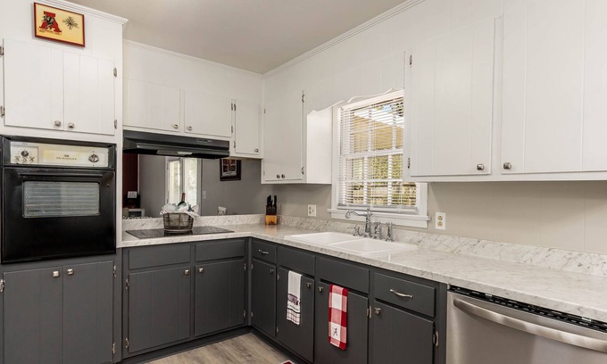 Northport House | Top-Rated BAMA & ROTC Theme Home Near UA with Kitchen