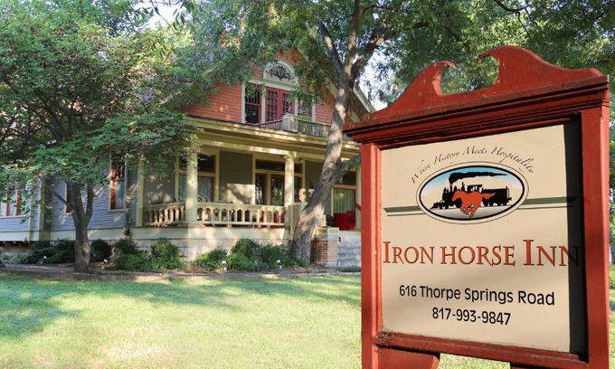 Granbury Bed & Breakfast | Explore Iron Horse Inn: 5-Star Stay with Restaurant & Breakfast
