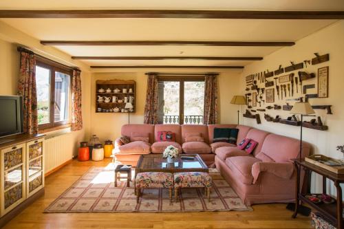 Formigal Apartment | Family-Friendly Escape: Iron with WiFi, 2 Bedrooms & Bathrooms