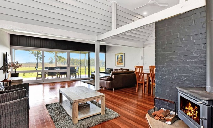Pokolbin House | Premier Ironbark Hill Retreat: Pool & Family-Friendly Stay