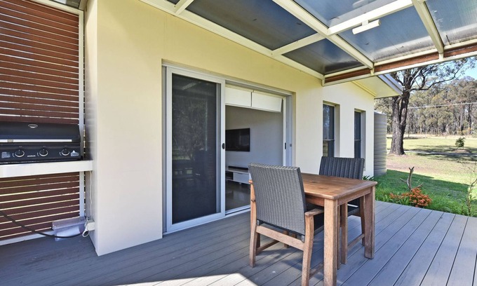 Pokolbin Villa | Relaxing Ironbark Hill Villa 1 with Lake View & Spa