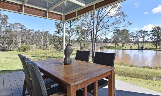 Pokolbin Villa | Ironbark Hill Villa 2: Scenic Lake Views & Family-Friendly Stay