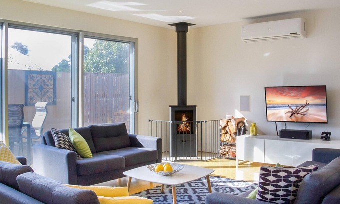 Smiths Beach House | Relaxing Ironbark on Dolphin - Oceanfront Retreat for 10