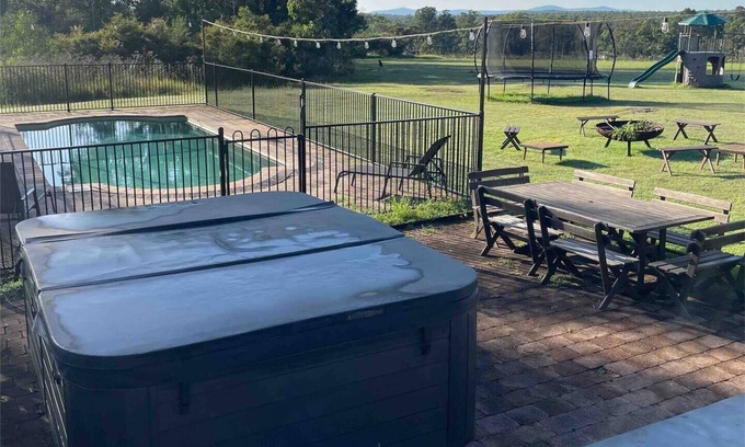 Lovedale House | Guest Rated 10/10: 5-Bedroom Private Pool & Spa Retreat