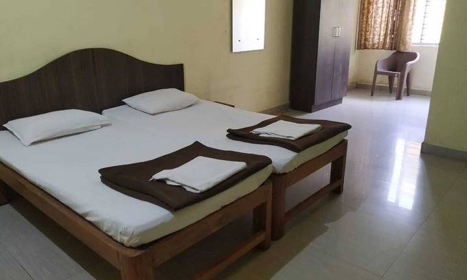Dharwad Hotel | Budget-Friendly iROOMZ Hotel Vishwa with Family Amenities