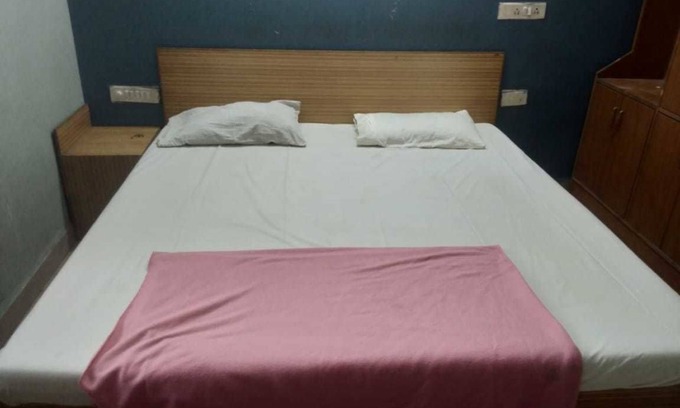 Bellary Hotel | Budget-Friendly Family Retreat at iROOMZ Pranathi Comforts