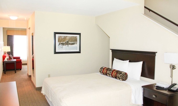 Kelleys Island Hotel | Explore Iroquois Suite at Kelley's Island Venture Resort