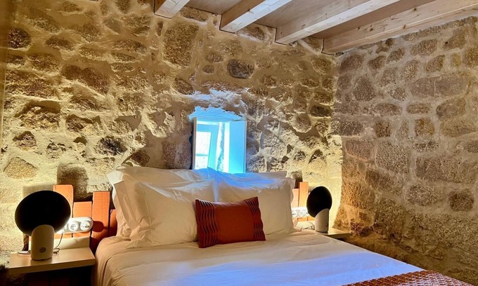 Sortelha House | is a cosy one-bedroom accommodation unit with 21 m2