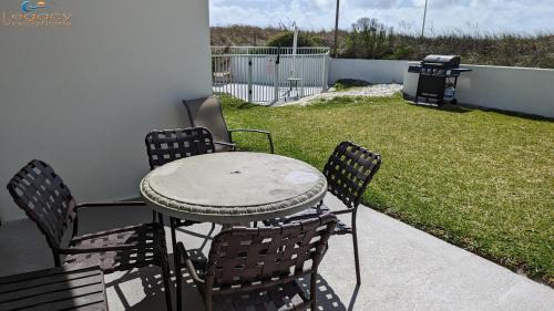 Fort Walton Beach Apartment | Beachside Retreat: Cozy 1 Bd with Pool & Breakfast