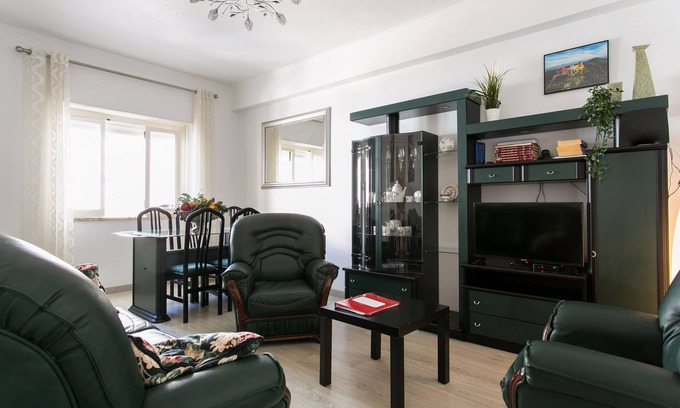 Algueirao - Mem Martins Apartment | Cozy Vacation Apartment Near Sintra with Ocean View