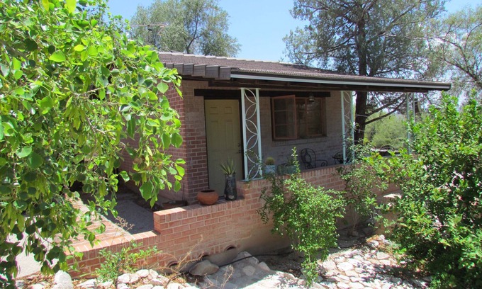 Catalina Foothills Estates House | Isabel's House: Inviting Desert Retreat with Spa and Breakfast