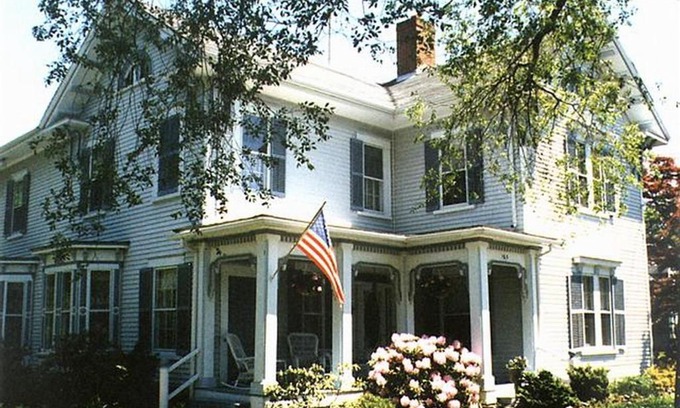 Sandwich Bed & Breakfast | Discover Isaiah Jones Homestead Bed and Breakfast Getaway