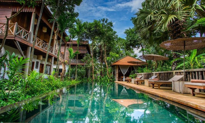 Sangkat Sla Kram Villa | Comfortable Isann Lodge: 4-Star Retreat with Pool & Breakfast