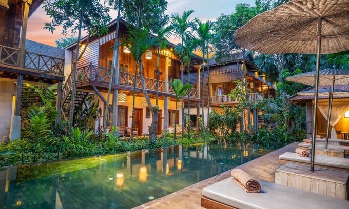 Sangkat Sla Kram Hotel | Discover Isann Lodge: Poolside Relaxation Awaits You!