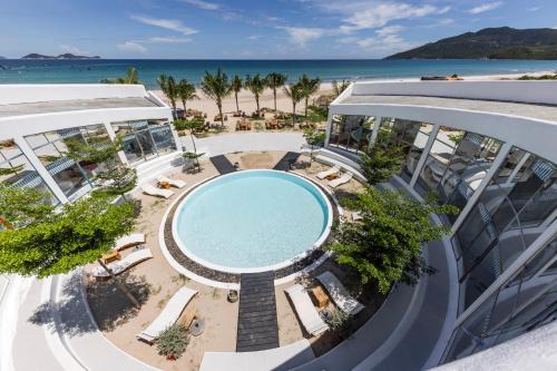 Ninh Phuoc Hotel | Tranquil iSea Resort: Oceanfront Escape with Pool Access