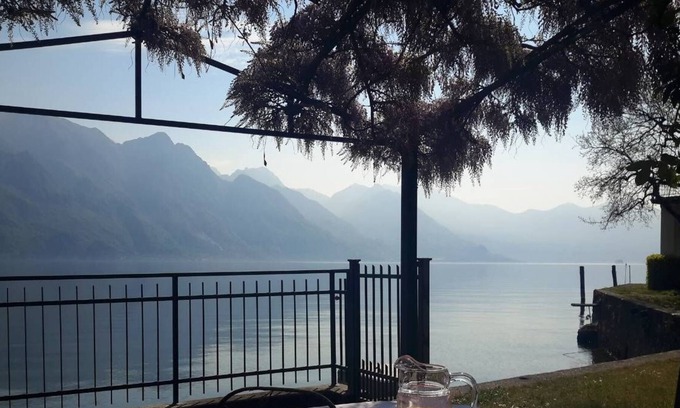 Riva di Solto Apartment | IseoLakeRental - La Villina Zù - garden directly on the lake