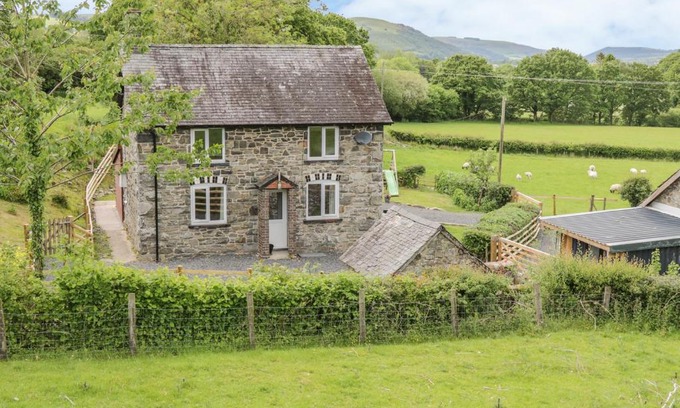 Caersws House | Dog-Friendly Isfryn - 4-Star Hotel with Great Reviews!