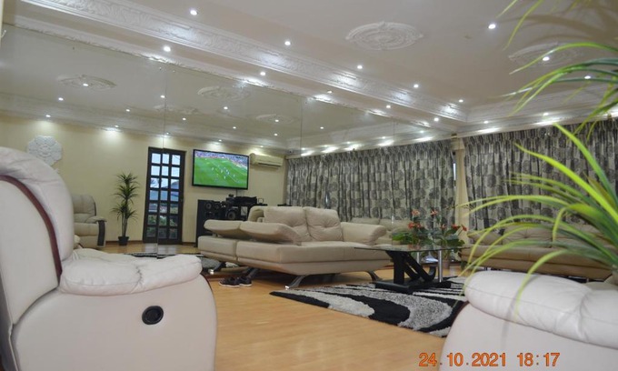 Bluff House | Inviting Isilosamanzi Guest House with Pool and Family Fun