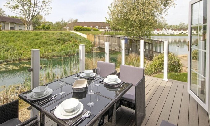 South Cerney House | Isis Lakes 67: Family-Friendly Retreat with Kitchen Amenities