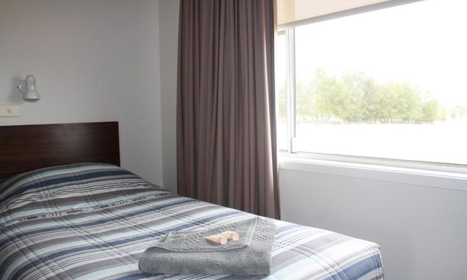 Scone Hotel | Cozy Isis Motel Scone: Family-Friendly with Pool & Breakfast
