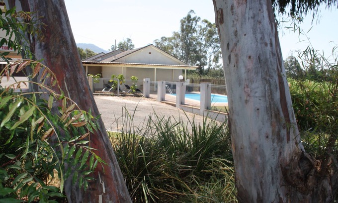 Scone Hotel | Discover Isis Motel Scone: Family-Friendly with Pool