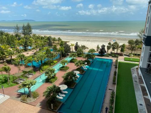 Kuantan Apartment | Relax at Isix Seaview with Pool and Oceanfront Views