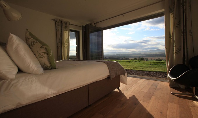 Forfar Cottage | Isla Steading: Pool, Jacuzzi & Views of the Cairngorms