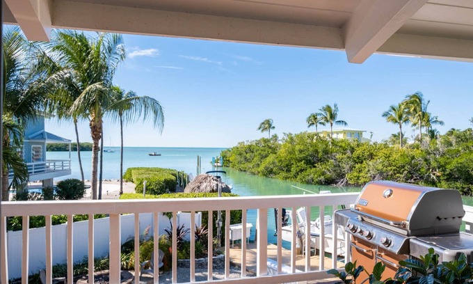 Toll Gate Shores House | Indulge in Islamorada Waterside Retreat: Oceanfront Bliss Awaits!