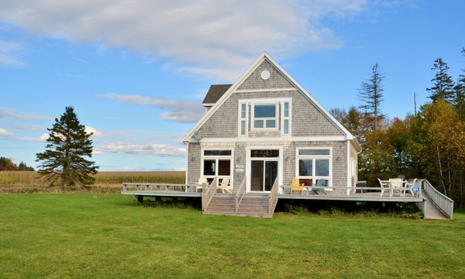 Augustine Cove Cottage | Island Breeze Cottage: Oceanfront Escape with Top Amenities