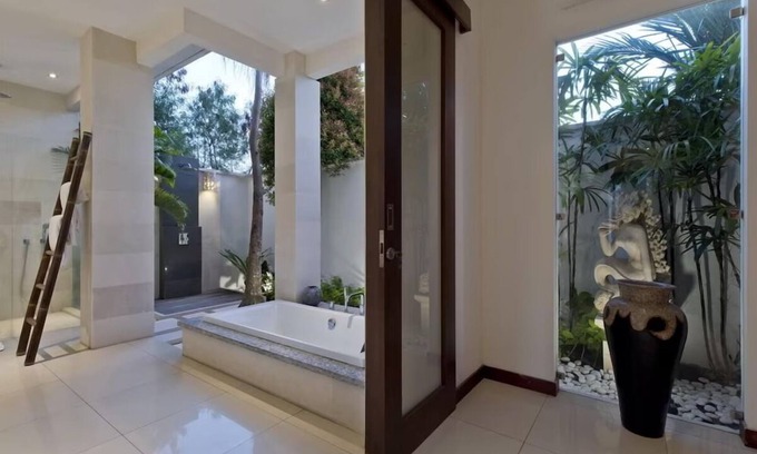 Portlock House | Island Breeze Manor: Ocean Views & Refreshing Shared Pool
