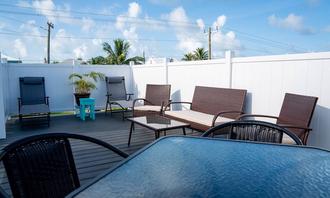 Spanish Wells Apartment | Island Breeze Spanish Wells: Free Golf Cart & Kayaks Included