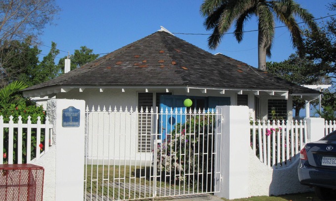 Silver Sands Villa | Seaside Stay at Island Breeze Villa with Ocean View